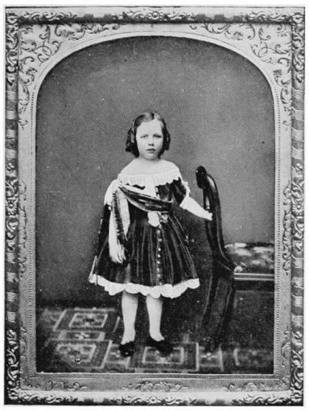 Оскар Уайльд в детстве, одетый как девочка. | Фото: diletant.media.