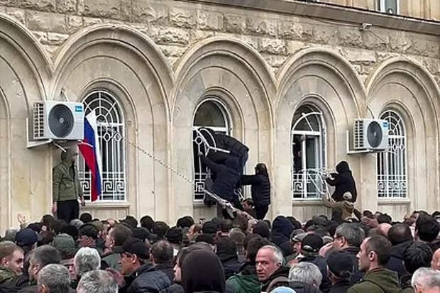 Президенту Абхазии дали час на уход в отставку. Теперь оппозиция не может его найти