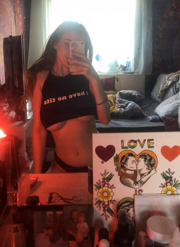 Underboob: девушки с полуобнаженной грудью
