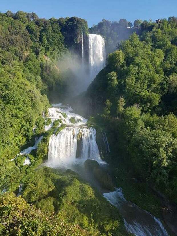 Первая ступень рукотворного водопада Cascata delle Marmore имеет высоту 83 метра (Терни, Италия). | Фото: unviaggiopercapello.it.