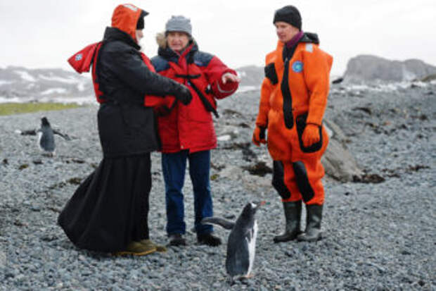 С сотрудниками станции «Беллинсгаузен» и «местными жителями» — пингвинами