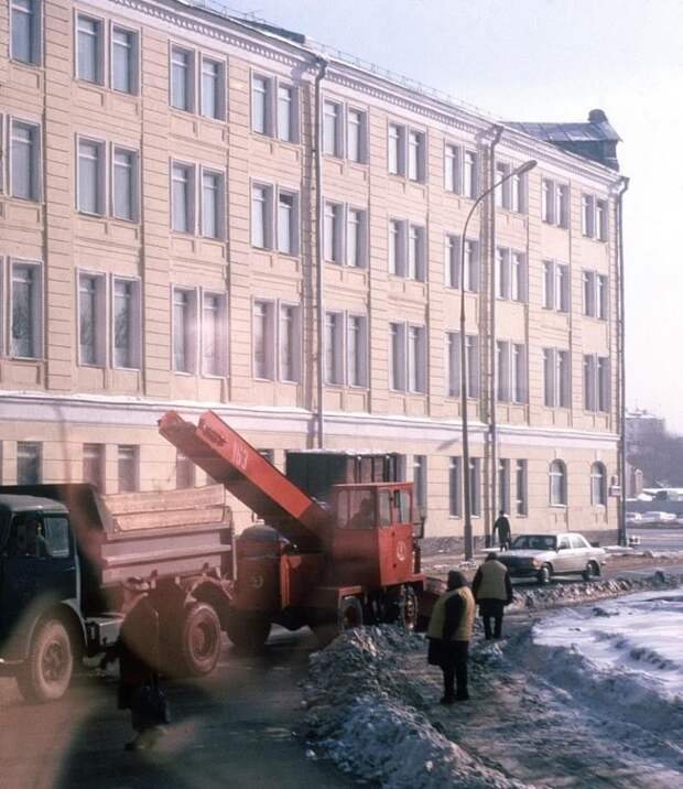 Уборка снега в Москве 70-х автомобили, зима, москва, ретро фото, снег, снегоуборочная машина, уборка снега, фото