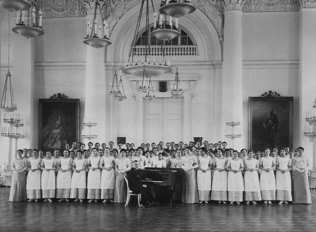 Воспитанницы Смольного института благородных девиц на музыкальном уроке, c. 1913
