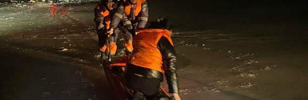 Автомобиль провалился под лёд в Конаеве