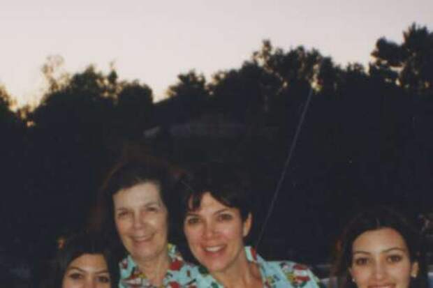 Бизнесвумен Крис Дженнер опубликовала архивные фото с дочерьми в Рождество