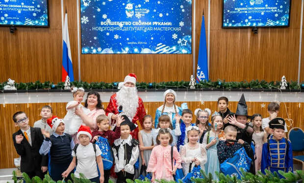 Депутаты парламента провели новогодние мастер-классы для юных салехардцев