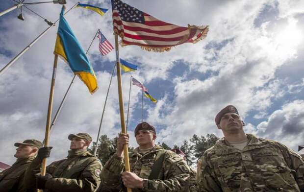 Западные СМИ рассказали, как США и Канада избавляют Украину от «советских традиций»