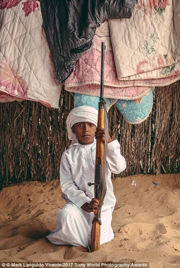 Мальчик-бедуин держит отцовское ружье, Оман в мире, дети, жизнь