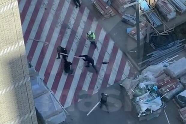 Массовая драка на стройке. 05. Массовая драка на стройке. Драка гастарбайтеров в москве. Драка на стройке в чертаново.