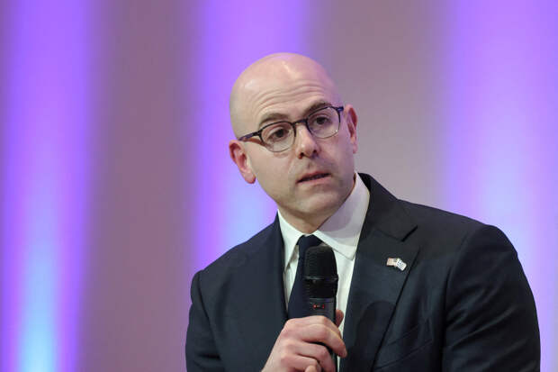 Выступающий за ослабление доллара советник Трампа покинул Белый дом