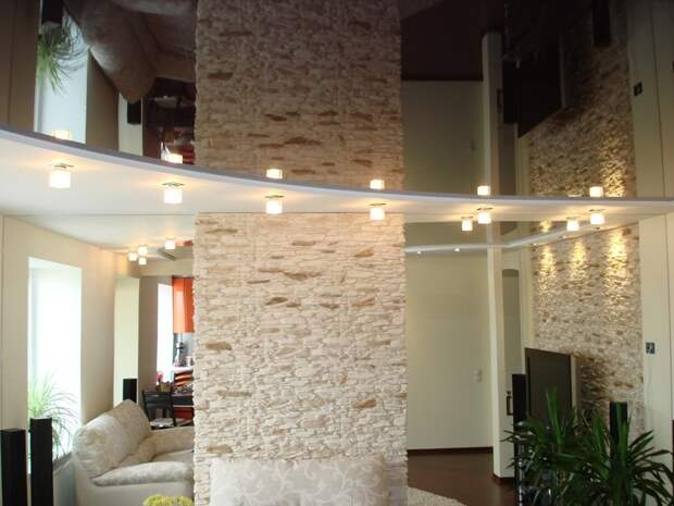Многие предпочитают выбирать зеркальный натяжной потолок, поскольку он не только преобразит комнату, но и органично дополнит дизайн помещения