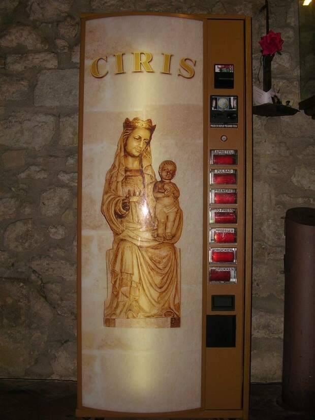 3. Автомат по продаже свечей в церкви. Существуют также автоматы с религиозной символикой вендинговый аппарат, торговые автоматы, фото