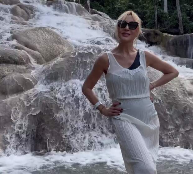 Певица Кристина Орбакайте потеряла равновесие во время фотосессии у водопада