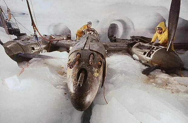 На фото Lockheed P-38 Lightning, который в 1992 году по частям удалось поднять на поверхность