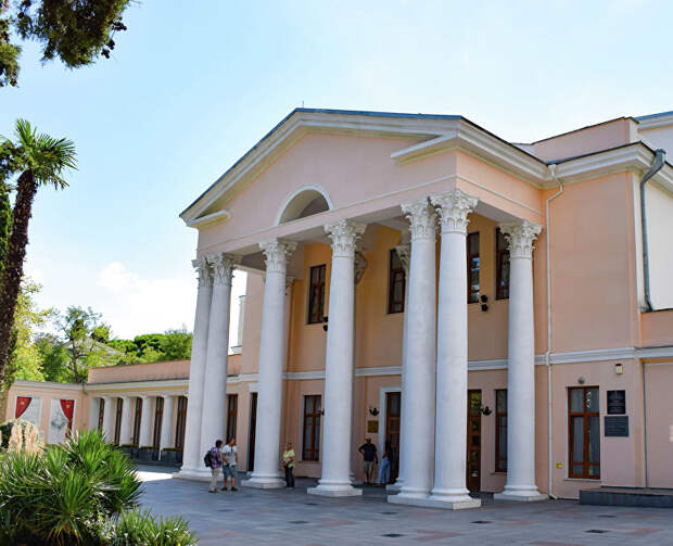 Петербургский театр представит в Крыму свою версию киномюзикла «Собака на сене»