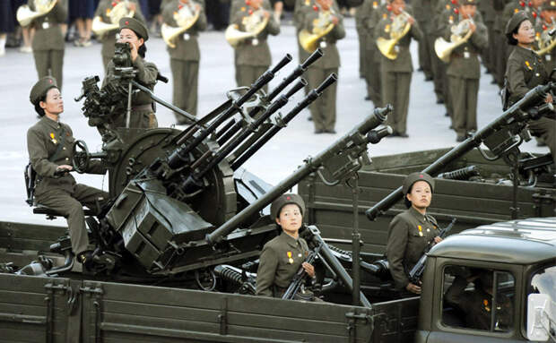 Гордо демонстрируют технику на параде армия, женщины, северная корея