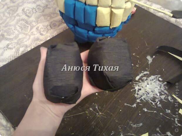 Мастер-класс Свит-дизайн День рождения Бумагопластика Моделирование конструирование Миньон из конфет Бумага Бумага гофрированная Ленты Пенопласт Продукты пищевые фото 19
