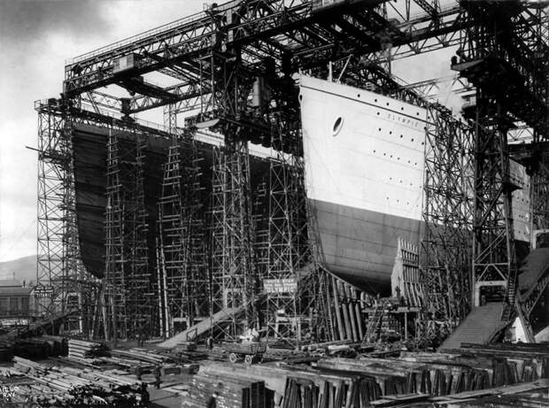 Слева направо. Титаник и его систер-шип Олимпик на верфи Harland & Wolf Shipyards. Белфаст. Северная Ирландия. 1910 год историческое фото, история