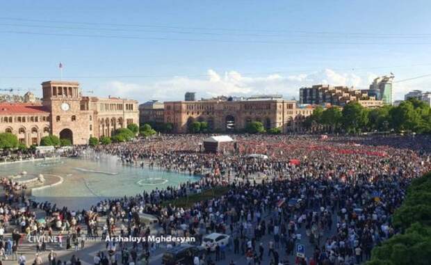 Десятки тысяч протестующих стягиваются в центр Еревана: Пашиняну дали час на отставку