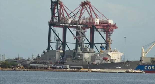 Американский эсминец спрятался в Пуэрто-Рико после пролёта над ним истребителей F-16 ВВС Венесуэлы