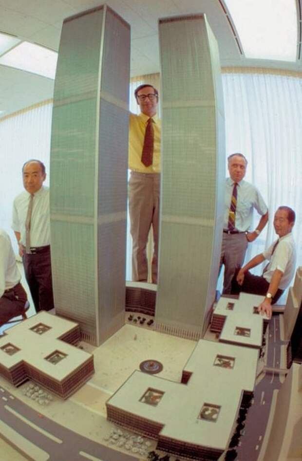 Автор проекта Минору Ямасаки (справа) и группа архитекторов на фоне модели Всемирного Торгового Центра, 1964 год. было, история, фото