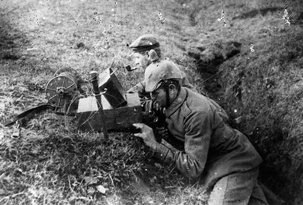 Немецкие солдаты с полевым телефоном в 1915 году