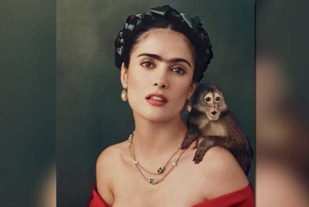 Сальма Хайек в фотосессии в образе Фриды Кало (*Автопортрет с обезьянкой*) | Фото: rubic.us