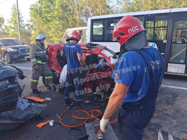 Жесткое ДТП с участием нескольких машин произошло на въезде в Тулу