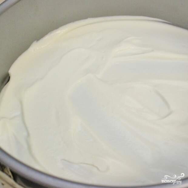 7. Пальчики вытащите из духовки и остудите. На дно съемной формы для торта выложите немного крема (3-4 ст. ложки), разровняйте. 