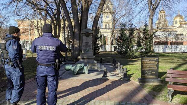 Неизвестные сбросили с постамента бюст русскому дипломату графу Игнатьеву, установленный в знак признания его...
