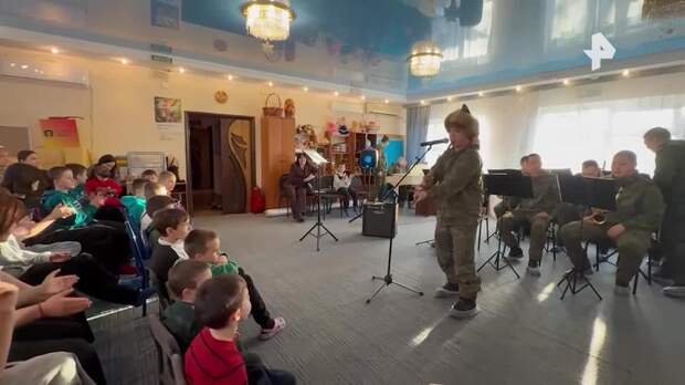Бойцы "Центра" выступили с концертом для воспитанников детского дома в ЛНР