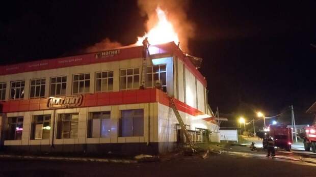 Крыша магазина загорелась в Белгородской области после атаки дрона ВСУ