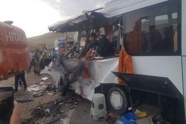 Снова Турция, снова автобус: упавший экскаватор раздавил пассажиров. 373775.jpeg