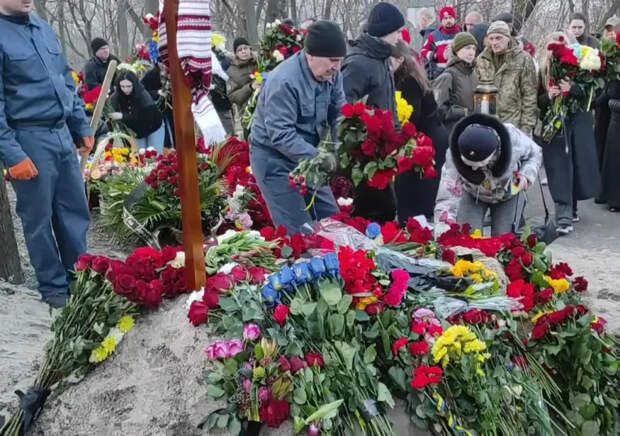 На киевском кладбище разгромили могилы известных украинских военных – «Да Винчи» и «Джуса»