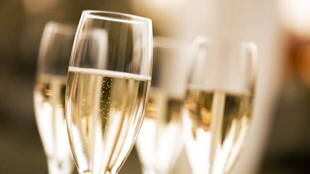 Диетолог Лебедева назвала категории россиян, которым противопоказано шампанское