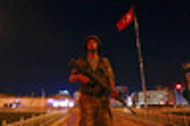 A Turkish military stands guard near the Taksim Square in Istanbul, Turkey, July 15, 2016.   REUTERS/Murad Sezer     TPX IMAGES OF THE DAY      - RTSI74I