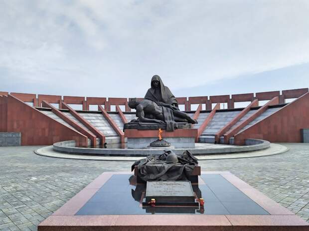 В подмосковных Мытищах расположено Федеральное военное мемориальное кладбище «Пантеон Защитников Отечества». Это очень большой военный мемориал.
