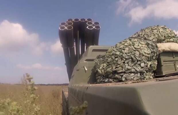 Российские РСЗО "Торнадо-С" получили на вооружение новые боеприпасы, позволяющие поражать цели почти со 100% точностью. Об этом сообщили в Минобороны.