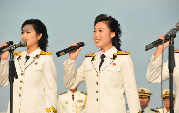 А это группа поддержки для армии армия, женщины, северная корея