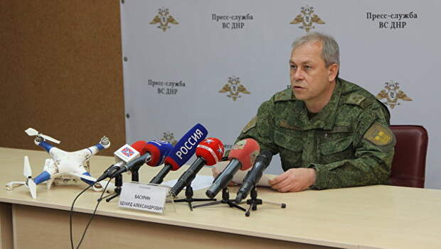 Заместитель командующего оперативным командованием ДНР Эдуард Басурин демонстрирует журналистам беспилотный летательный аппарат (БПЛА), сбитый вооруженными силами ДНР в районе города Докучаевск. 21 ноября 2017 Заместитель командующего оперативным командованием ДНР Эдуард Басурин демонстрирует журналистам беспилотный летательный аппарат (БПЛА), сбитый вооруженными силами ДНР в районе города Докучаевск. 21 ноября 2017