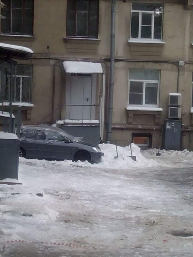 Автомобили, пострадавшие от падения сосулек в Санкт-Петербурге Автомобили, пострадавшие от падения сосулек в Санкт-Петербурге зима, санкт-петербург, сосулька
