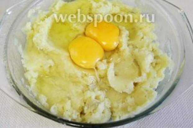 Добавить яйца и хорошо вымесить лопаточкой.