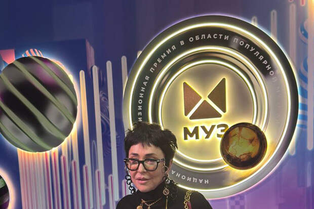 Певица Лолита вышла в свет в серьгах с иконами бывшей свекрови