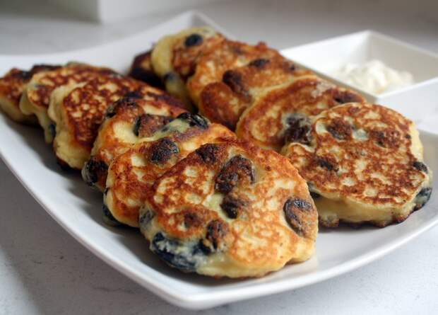 Творожники с изюмом