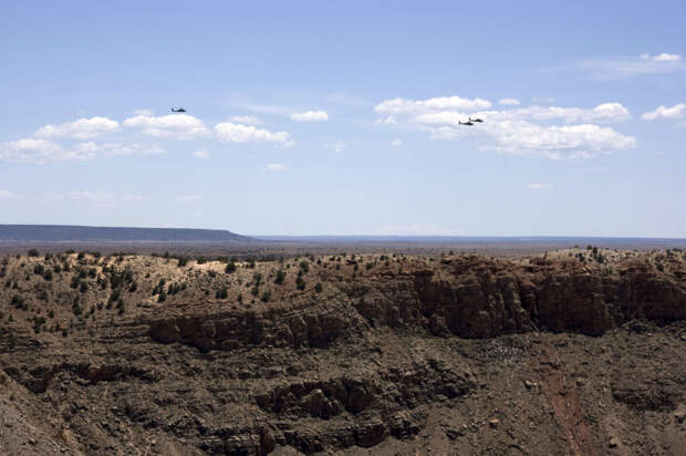Вертолеты ВВС США над аризонским кратером