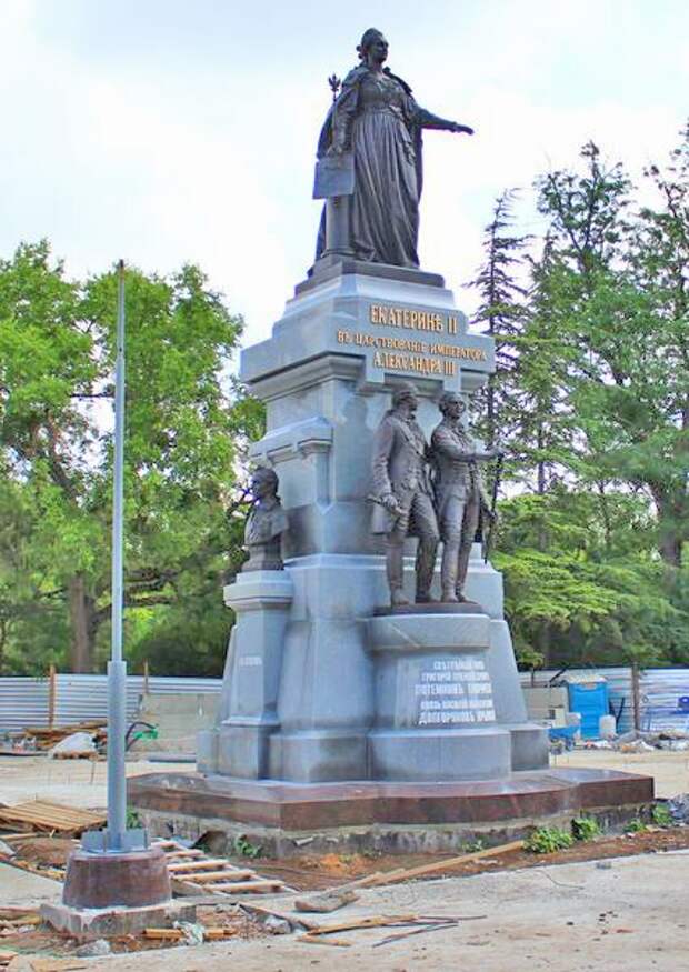 Памятник екатерине в симферополе. Памятник Екатерине 2 в Крыму. Памятник Екатерине II (Симферополь). Памятник Екатерине в Крыму. Симферополь центр памятник Екатерины.