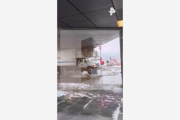 Грузовик снес пассажирский трап в российском аэропорту и попал на видео