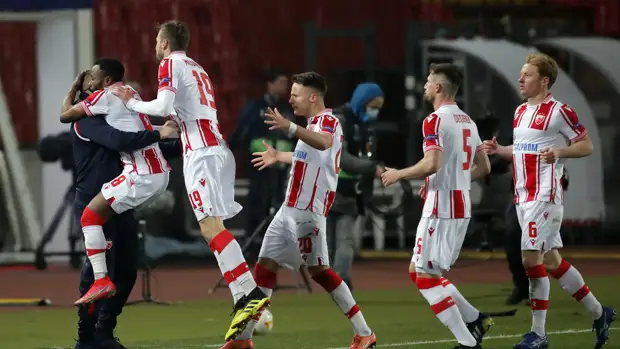 Болельщики из Сербии спели "Катюшу" во время футбольного матча