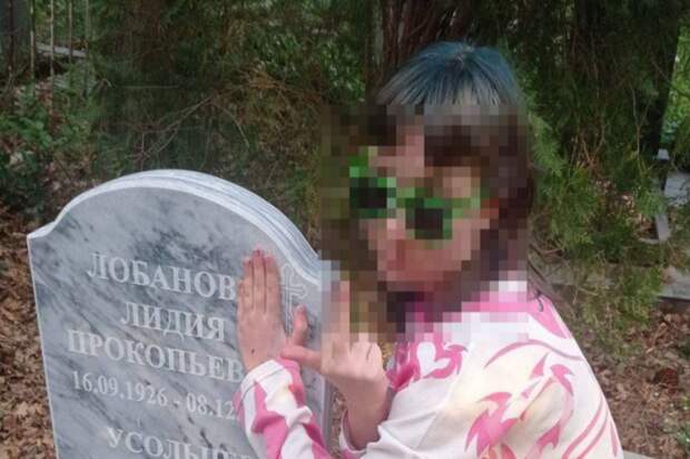 В Геленджике отчитали школьниц, которые ради лайков снимали оскорбительный контент на кладбище