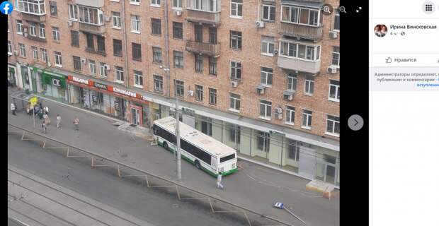 На Красноказарменной автобус чуть не протаранил отделение «Сбера»
